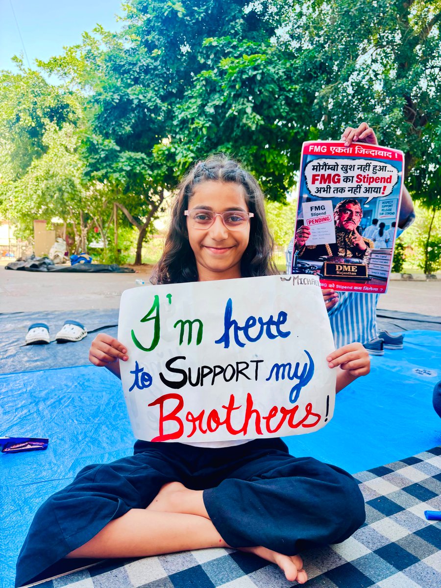 SunJ00000's tweet photo. when injustice continues, even my little sister has to step in😉. 

📍 JAIPUR | FMG STIPEND PROTEST  20 दिन से लगातार आंदोलन।
12दिन से Hunger Strike।

#FMGStipend #RajasthanFMG #StipendProtest #DMEJaipur #RajasthanDoctors https://t.co/VjGJ62CmF0