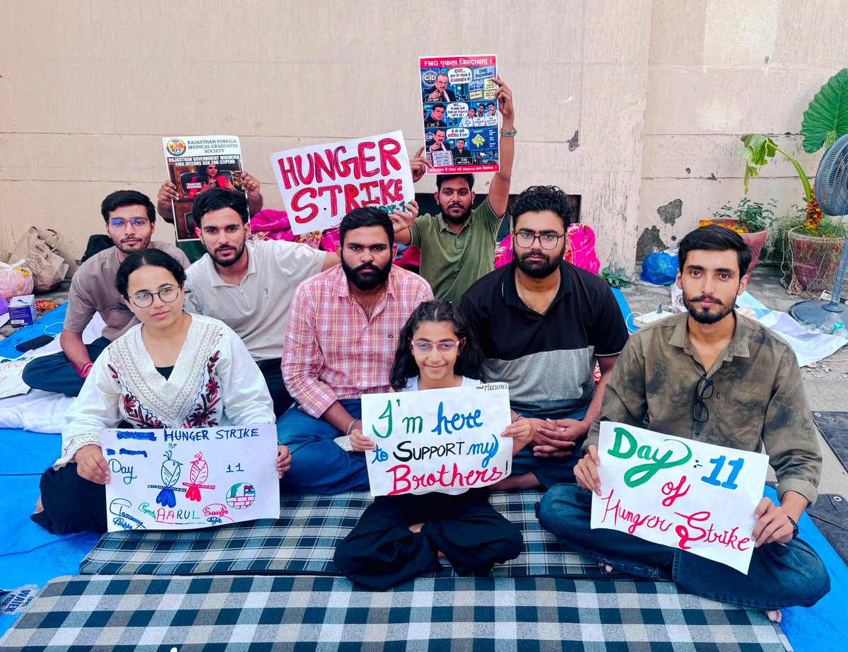 SunJ00000's tweet photo. when injustice continues, even my little sister has to step in😉. 

📍 JAIPUR | FMG STIPEND PROTEST  20 दिन से लगातार आंदोलन।
12दिन से Hunger Strike।

#FMGStipend #RajasthanFMG #StipendProtest #DMEJaipur #RajasthanDoctors https://t.co/VjGJ62CmF0