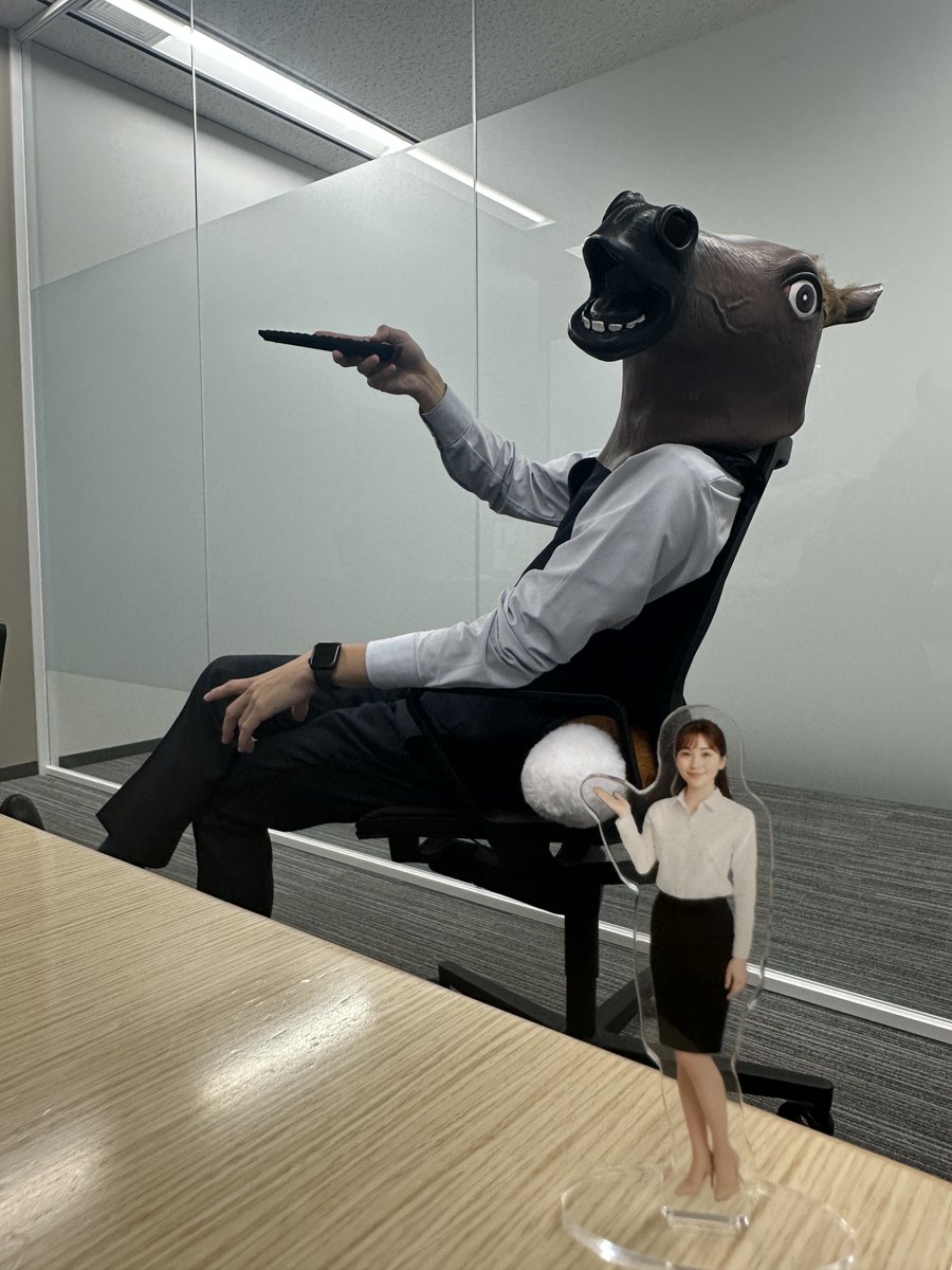 aderans_co's tweet photo. 左手に見えますのが
３時間以上弊社に留まってた馬です…。

それを案内しているのが
《アデランス ＡＩヘアサポータ―》
「アデ ラン子」氏の謎アクスタです…。 https://t.co/ahZAsuR445