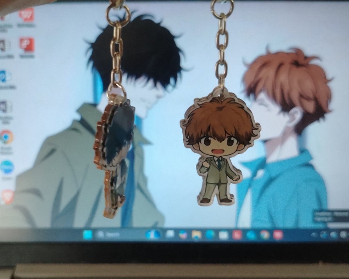 luca_yukimi's tweet photo. Little fun fact about how I took this photo is that it was quite difficult because the Ron keychain wouldn't stop turning to the Totomaru keychain #killthem #theymakemesick #rontoto https://t.co/4tpSlEE86x