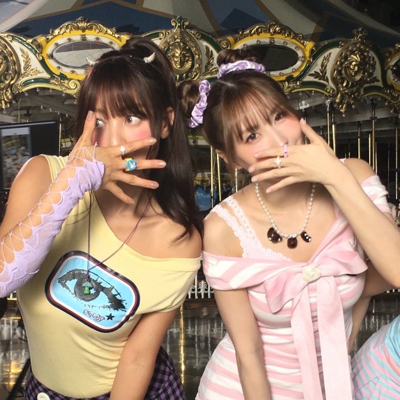 mohyolic's tweet photo. #mohyo their shoulders touching... https://t.co/6PXLgSAaIu