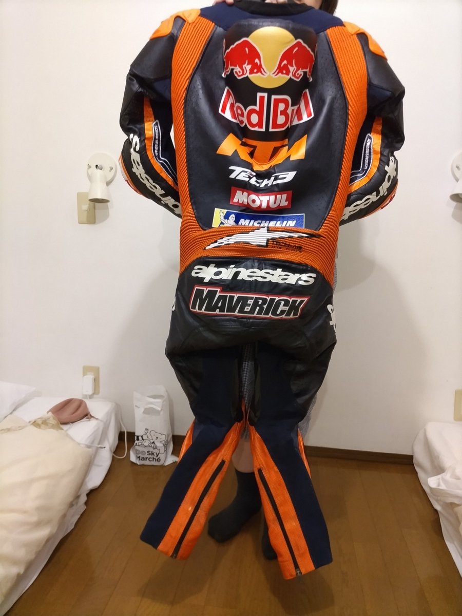 mvfan_tawa12's tweet photo. 長年応援しているマーベリックからのビッグサプライズ！このスーツをプレゼントしてくれるためにあれこれあったと思うと本当にうれしい。
持たせてくれて写真一緒に撮ってマーベリックに返そうとしたら、違うよ、かおりにだよって！！ https://t.co/kWnTAmgNHH