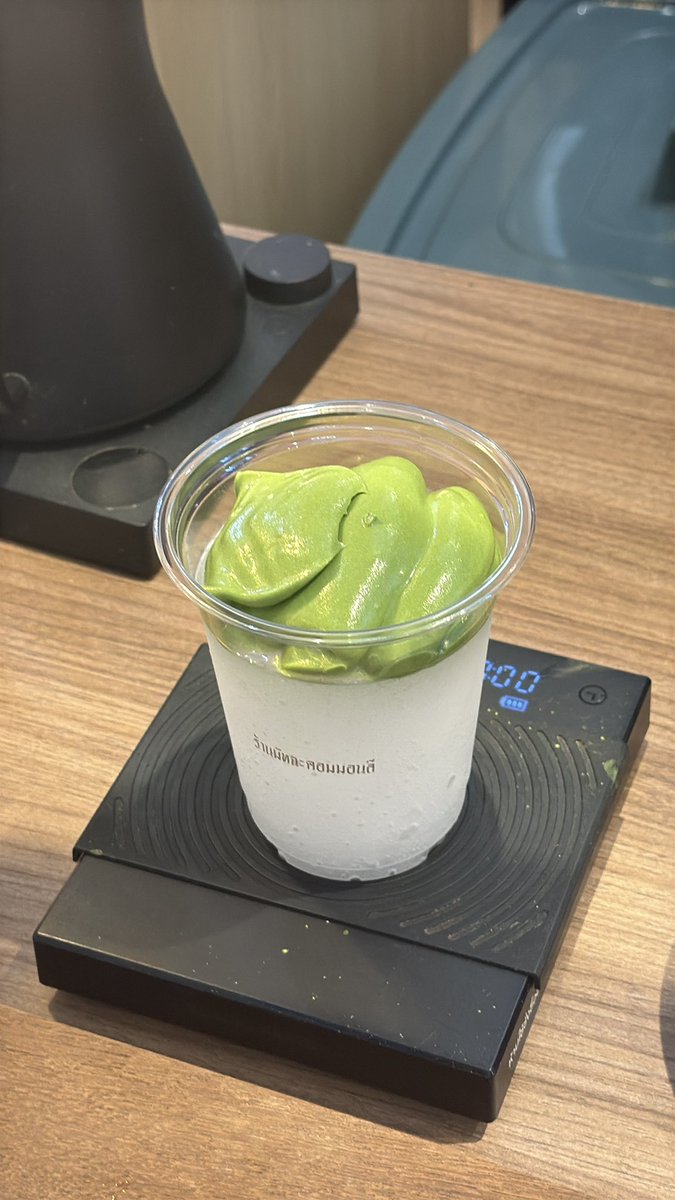 chingcbn's tweet photo. มีคนป้ายยา ดันอยู่ที่งานพอดี เลยมาลองก่อน😋
📍Matcha Company
ร้านมาจัดบูทที่ Central World งาน Coffee fest แต่หน้าร้านอยู่บางรักนะเผื่ออยากไปลองกัน

ร้านแนะนำเป็น Coconut Slushy matcha cold form palm sugar
น้ำมะพร้าวปั่น โปะด้วยโคลโฟมมัทฉะน้ำตาลตะโนด อันนี้เราว่าสดชื่น🫣 หอมมัทฉะดี

อีกอันที่พี่สาว@hcipyume26 ตกเป็น Komichi fresh cream chiffon sandwich 
มีครีม3 แบบ มัทฉะ, มัทฉะมะพร้าว และครีมสด
เราชอบมัทฉะมะพร้าวมาก มีมะพร้าวข้างใน เค้กชิพฟ่อน นุ่มพอดี ครีมไม่หวานเลี้ยน แนะนำมากๆ 🫶🏻