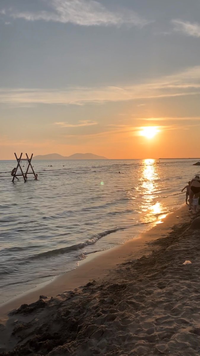 AllisonCat19's tweet photo. Puesta de sol en Vlöre, parte 1 https://t.co/lRwbRWSNKf