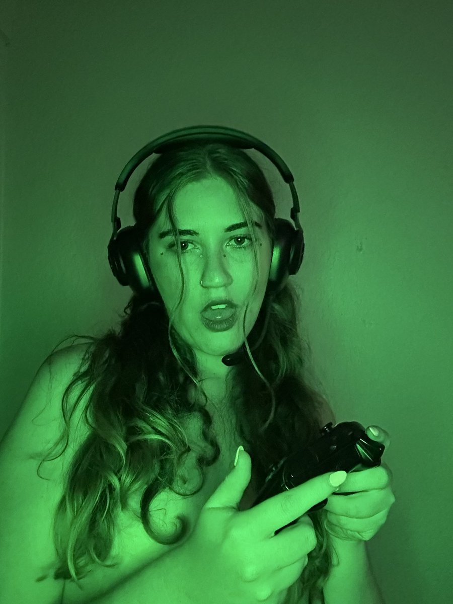 IceMonkey18's tweet photo. Come play with me… I promise I’m more fun than I look 😇🎮

#GamerGirl #GirlGamer #Gaming #Gamer https://t.co/AZZ37Ys65P