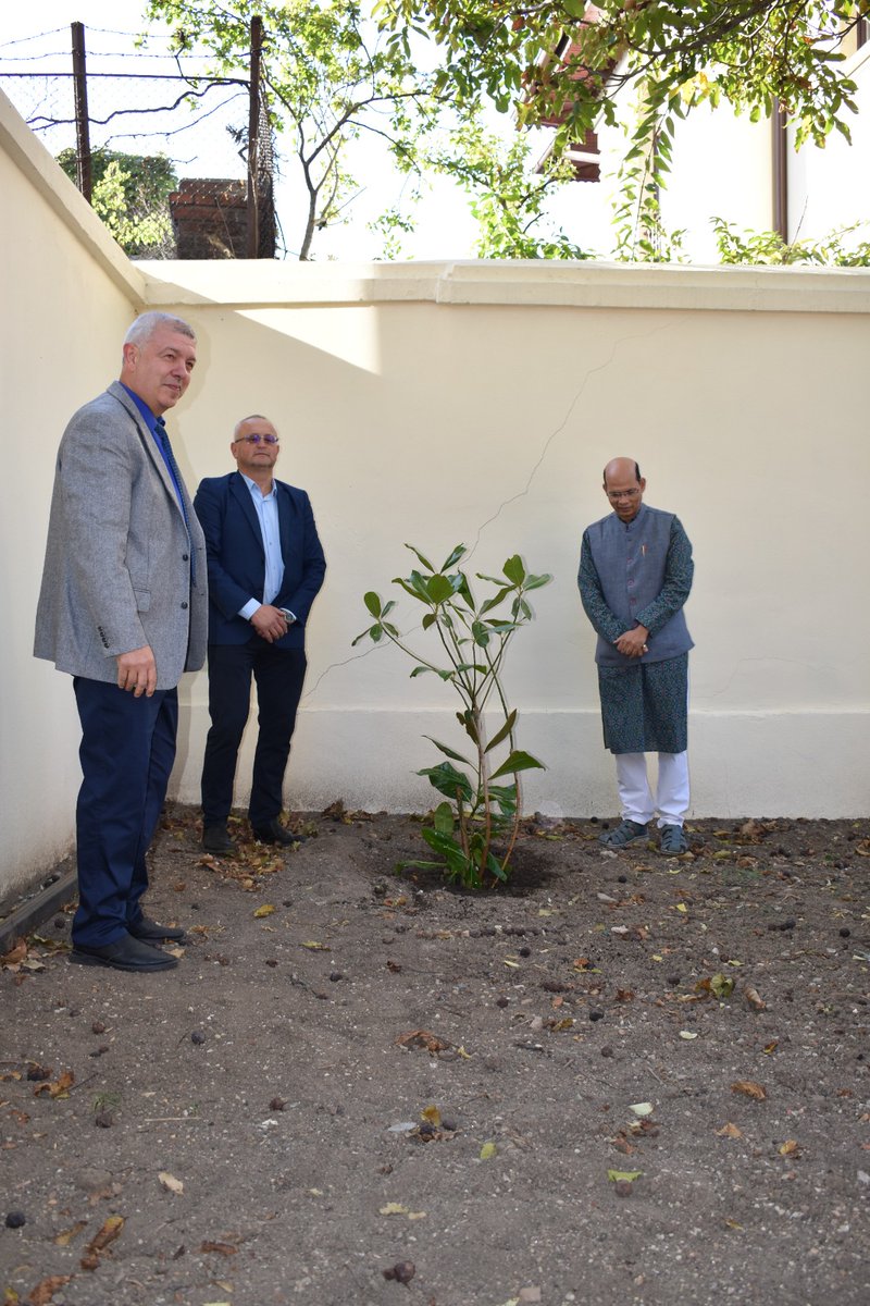 eoiromania's tweet photo. 🌱🇮🇳 Ek Ped Maa Ke Naam 🇮🇳🌱

On the occasion of Gandhi Jayanti, H.E. Dr. Manoj Kumar Mohapatra, Ambassador of India, joined the Mayor of Suceava and Mr. Andrei Gamulea in planting a tree under the “Ek Ped Maa Ke Naam” initiative. 🌳🌿

The plantation symbolises our shared commitment to environmental sustainability, a greener future and collective responsibility towards our planet. 🌍💚

🤝🇮🇳🇷🇴 Together for a greener and healthier future! 🌱✨

#GandhiJayanti #EkPedMaaKeNaam #IndiaInRomania #EmbassyOfIndia #MahatmaGandhi #Sustainability #GreenFuture #IndiaRomaniaFriendship 🌳🇮🇳🇷🇴