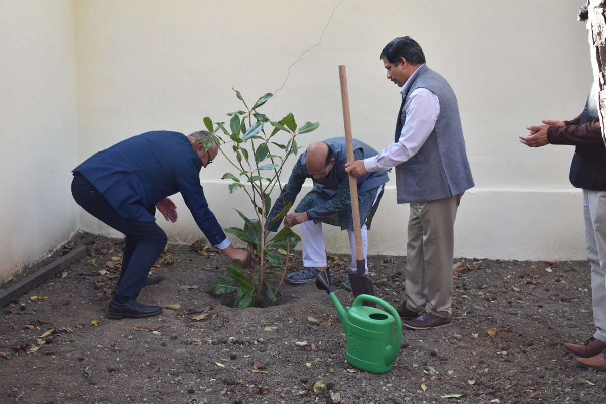 eoiromania's tweet photo. 🌱🇮🇳 Ek Ped Maa Ke Naam 🇮🇳🌱

On the occasion of Gandhi Jayanti, H.E. Dr. Manoj Kumar Mohapatra, Ambassador of India, joined the Mayor of Suceava and Mr. Andrei Gamulea in planting a tree under the “Ek Ped Maa Ke Naam” initiative. 🌳🌿

The plantation symbolises our shared commitment to environmental sustainability, a greener future and collective responsibility towards our planet. 🌍💚

🤝🇮🇳🇷🇴 Together for a greener and healthier future! 🌱✨

#GandhiJayanti #EkPedMaaKeNaam #IndiaInRomania #EmbassyOfIndia #MahatmaGandhi #Sustainability #GreenFuture #IndiaRomaniaFriendship 🌳🇮🇳🇷🇴