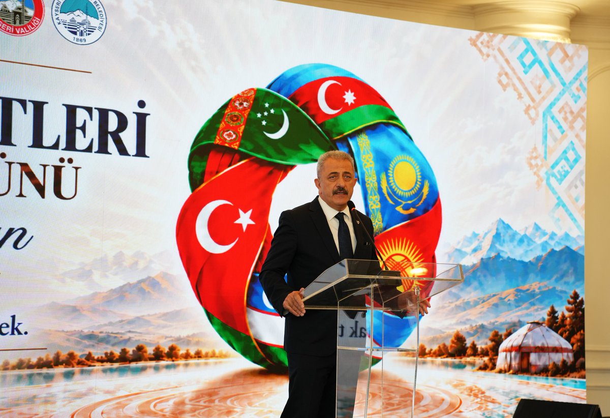 turksoyorg's tweet photo. 🇹🇷 2027 Türk Dünyası Kültür Başkenti Kayseri’nin Logosu Tanıtıldı.

3 Ekim Türk Devletleri İş Birliği Günü’ne ithafen Kayseri’de, “2027 Türk Dünyası Kültür Başkenti” kapsamında kullanılacak logonun tanıtım toplantısı gerçekleştirildi.

Toplantıya Kayseri Valisi Gökmen Çiçek, Kayseri Büyükşehir Belediye Başkanı Memduh Büyükkılıç, TÜRKSOY Genel Sekreter Yardımcısı Sayit Yusuf, TÜRKSOY’un kıdemli memurları ve ülke temsilcilerinin yanı sıra Kayseri’deki ilçe belediye başkanları ile yerel yönetim temsilcileri katıldı.

Tanıtım toplantısında, Kayseri’nin 2027 yılı boyunca Türk Dünyası Kültür Başkenti etkinliklerinde kullanacağı logonun tasarımına ilişkin ayrıntılar ve özellikler katılımcılarla paylaşıldı. Logoyu oluşturan unsurlar ve bu unsurların taşıdığı anlamlar hakkında bilgi verildi.

Kayseri, 5–6 Ekim 2026 tarihlerinde 7. TÜRKSOY Kıdemli Memurlar Komitesi Toplantısı’na da ev sahipliği yapacak. Bu kapsamda, TÜRKSOY üyesi ülkelerden gelen kıdemli memurlar, toplantı çalışmaları için iki gün boyunca Kayseri’de bulunacak. @kayserivaliligi @KayseriBSB