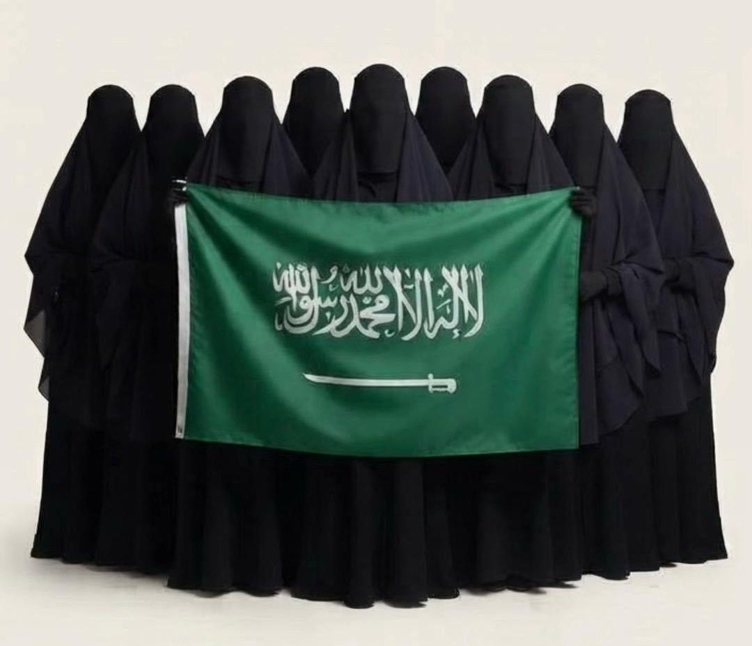 Abod15005's tweet photo. الحمد لله الذي بنعمته تتم الصالحات.. انقلبت الحملة عكسية بفضل الله ثم بوعي وثبات بنات السعوديةوخوفهنّ من ربهنّ. بارك الله في كل أمٍّ، وأختٍ، وابنةٍ، وكل مسلمة اعتزت بحشمتها خشيةً لله. وبارك الله فيكِ وفي ابنتكِ، ورزقكِ برّها، وجعلها فخراً لأهلها ووطنها. 🇸🇦✨
#حملة_النقاب #بنات_السعودية
#نقابنا_عزنا٣ 
#الحمدلله_دائماً_وابداً