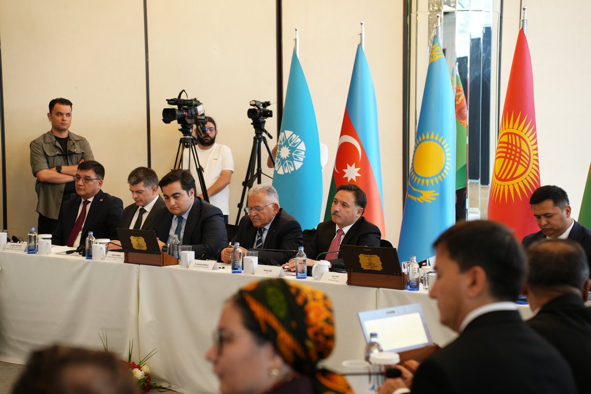 turksoyorg's tweet photo. 🇹🇷 2027 Türk Dünyası Kültür Başkenti Kayseri’nin Logosu Tanıtıldı.

3 Ekim Türk Devletleri İş Birliği Günü’ne ithafen Kayseri’de, “2027 Türk Dünyası Kültür Başkenti” kapsamında kullanılacak logonun tanıtım toplantısı gerçekleştirildi.

Toplantıya Kayseri Valisi Gökmen Çiçek, Kayseri Büyükşehir Belediye Başkanı Memduh Büyükkılıç, TÜRKSOY Genel Sekreter Yardımcısı Sayit Yusuf, TÜRKSOY’un kıdemli memurları ve ülke temsilcilerinin yanı sıra Kayseri’deki ilçe belediye başkanları ile yerel yönetim temsilcileri katıldı.

Tanıtım toplantısında, Kayseri’nin 2027 yılı boyunca Türk Dünyası Kültür Başkenti etkinliklerinde kullanacağı logonun tasarımına ilişkin ayrıntılar ve özellikler katılımcılarla paylaşıldı. Logoyu oluşturan unsurlar ve bu unsurların taşıdığı anlamlar hakkında bilgi verildi.

Kayseri, 5–6 Ekim 2026 tarihlerinde 7. TÜRKSOY Kıdemli Memurlar Komitesi Toplantısı’na da ev sahipliği yapacak. Bu kapsamda, TÜRKSOY üyesi ülkelerden gelen kıdemli memurlar, toplantı çalışmaları için iki gün boyunca Kayseri’de bulunacak. @kayserivaliligi @KayseriBSB