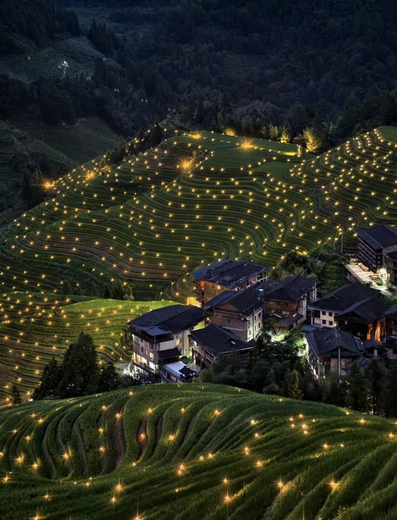 GoodlivingCN's tweet photo. Have you ever seen #rice #terraces #light up after dark? ✨🌌

In Jinkeng Dazhai, part of the famous Longji Rice Terraces in Guilin, Guangxi Zhuang Autonomous Region, thousands of solar-powered lights illuminate the mountains each night. From a distance, the glowing terraces look like a river of #stars winding through the mountains.

The lights now come on regularly after sunset, offering a spectacular new way to experience the terraces after dark.
(Photo Credit: YoYo秦🍀)