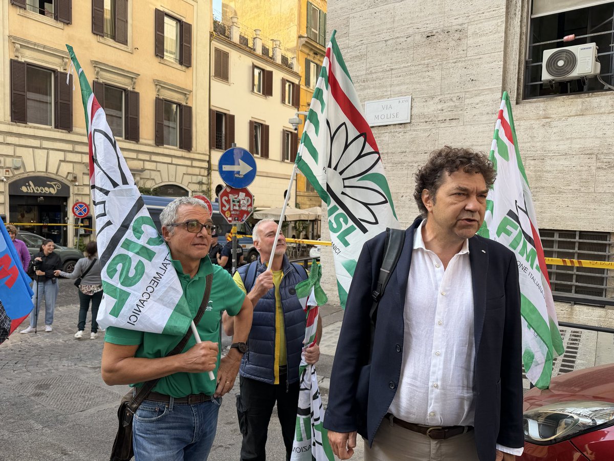 FIMCislStampa's tweet photo. #Electrolux, incontro oggi al #MIMIT 200 lavoratori in presidio sotto il ministero in #Uliano #FIM: l’impostazione dell’azienda fino ad oggi è  stata negativa ci aspettiamo una svolta, il governo deve intervenire per preservare l’industria del bianco in  Italia https://t.co/hqXQHBNjxt