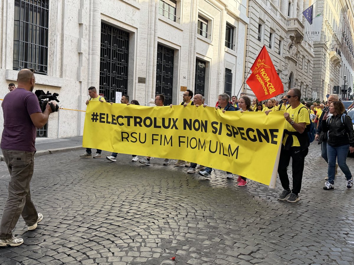 FIMCislStampa's tweet photo. #Electrolux, incontro oggi al #MIMIT 200 lavoratori in presidio sotto il ministero in #Uliano #FIM: l’impostazione dell’azienda fino ad oggi è  stata negativa ci aspettiamo una svolta, il governo deve intervenire per preservare l’industria del bianco in  Italia https://t.co/hqXQHBNjxt