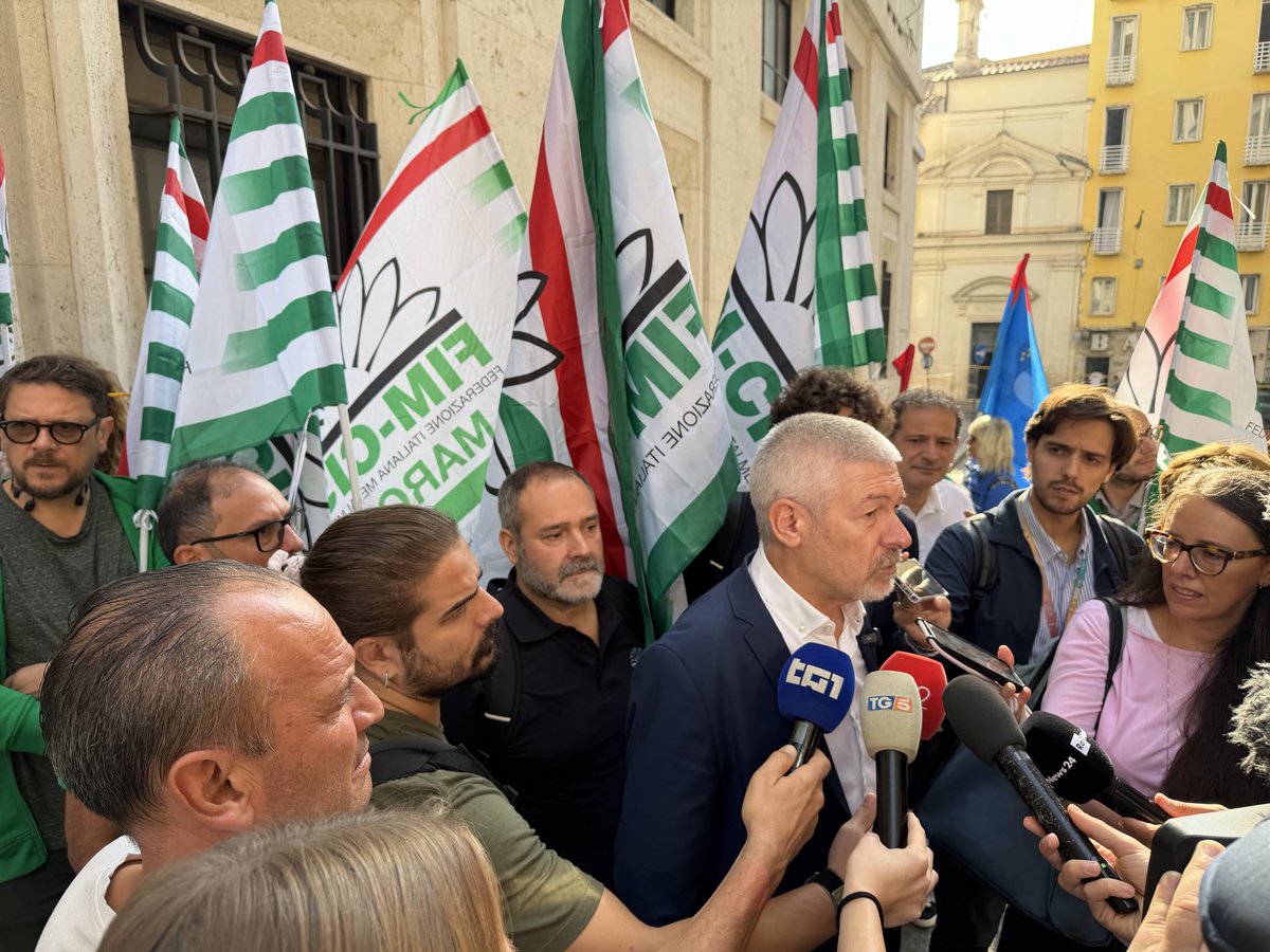 FIMCislStampa's tweet photo. #Electrolux, incontro oggi al #MIMIT 200 lavoratori in presidio sotto il ministero in #Uliano #FIM: l’impostazione dell’azienda fino ad oggi è  stata negativa ci aspettiamo una svolta, il governo deve intervenire per preservare l’industria del bianco in  Italia https://t.co/hqXQHBNjxt