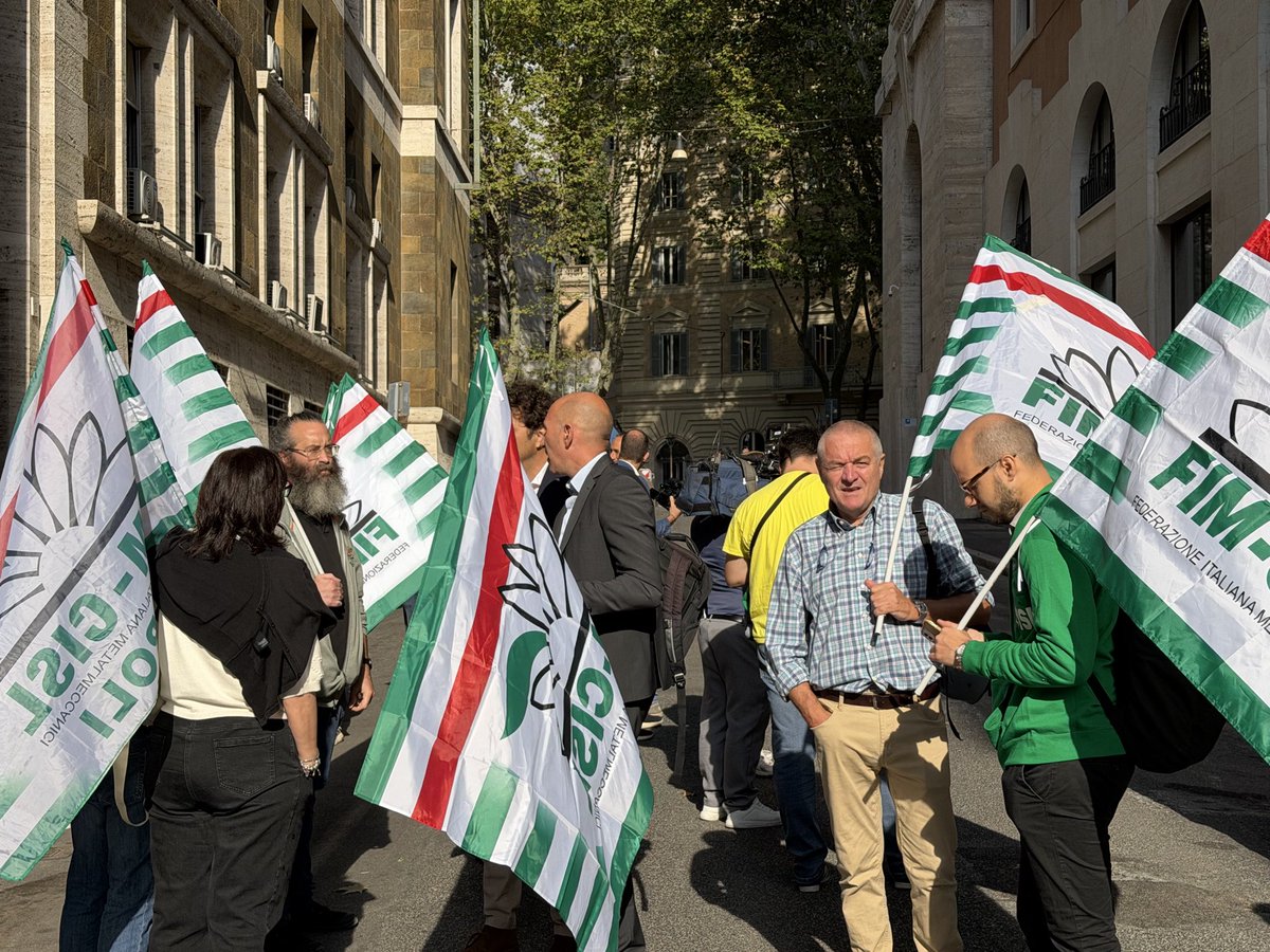FIMCislStampa's tweet photo. #Electrolux, incontro oggi al #MIMIT 200 lavoratori in presidio sotto il ministero in #Uliano #FIM: l’impostazione dell’azienda fino ad oggi è  stata negativa ci aspettiamo una svolta, il governo deve intervenire per preservare l’industria del bianco in  Italia https://t.co/hqXQHBNjxt