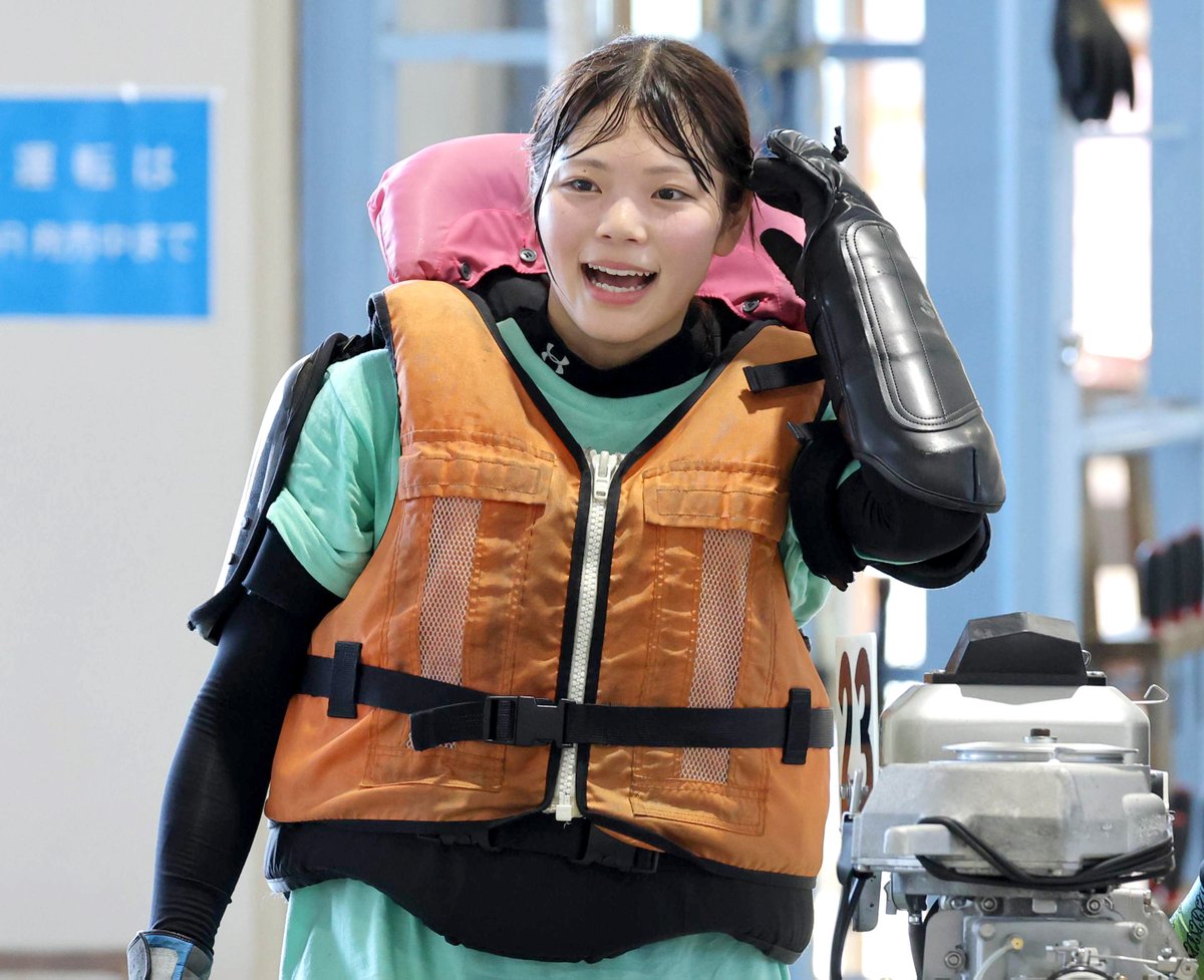 hochi_boatrace's tweet photo. 【ボートレース】井上遥妃は優勝戦４号艇…準優は悔しい２着もデビュー初の男女混合戦優出

◆ＢＴＳ京丹後開設１１周年記念競走（５日・ボートレース尼崎・５日目）
　強豪参戦の男女混合戦で堂々の予選２位通過を果たした井上遥妃（２３）＝徳島＝は、１号艇で臨んだ準優１２Ｒで２着に敗れた。インからコンマ１５の同体スタートで逃げ態勢に持ち込んだが、３号艇・大須賀友のまくり差しに屈した。
　とはいえ、２着確保で４月の津ヴィーナスシリーズ以来、今年３度目の優出。昨年２月の初優出から過去８度のファイナル進出はオール女子、もしくは男子選手とは同一レースが組まれない「男女Ｗ優勝戦」で、男子選手と戦っての優出は自身初となる。ファイナルは４号艇で、ＳＧ覇者の田中信一郎、吉川元浩らに挑む。
【最終日１２Ｒ優勝戦】
１号艇・武田　光史（福井）
２号艇・田中信一郎（大阪）
３号艇・大須賀　友（愛知）
４号艇・井上　遥妃（徳島）
５号艇・吉川　元浩（兵庫）
６号艇・井手　良太（大阪）