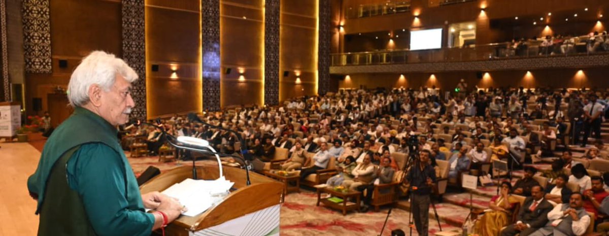 manojsinha_'s tweet photo. Delighted to address the 60th Annual Convention of ISAE at SKUAST-Kashmir. The themes- "Women-led Engineering Innovations in Smart Farming & AI and Robotics for Gen-Z Farming" reflect our resolve to move beyond food security towards global leadership in agriculture.
Women are the backbone of agriculture and allied sector and their leadership in innovation will shape a sustainable future. Together, let us empower small and marginal farmers with accessible technology.