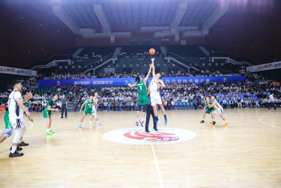SoyCalebTJ's tweet photo. National Day traffic was bad. Yongchuan’s gyms were worse — in a good way.

Nearly 3,000 kids and 212 school teams from 14 provinces turned Chongqing’s “School BA” into a 21-venue holiday. https://t.co/AoV0RxvAu9