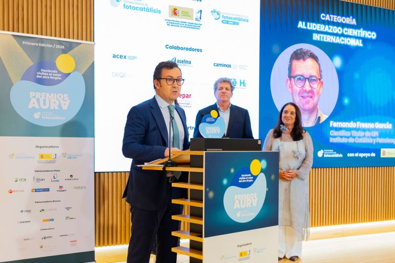 ICP_CSIC's tweet photo. 🏆 El científico del #ICP_CSIC Fernando Fresno recibe el #PremioAURA2026 al liderazgo científico internacional.

Su investigación impulsa materiales para el aprovechamiento eficiente de la energía solar mediante procesos fotocatalíticos y termoquímicos.

👏 ¡Enhorabuena! https://t.co/3XWRyOD6qA