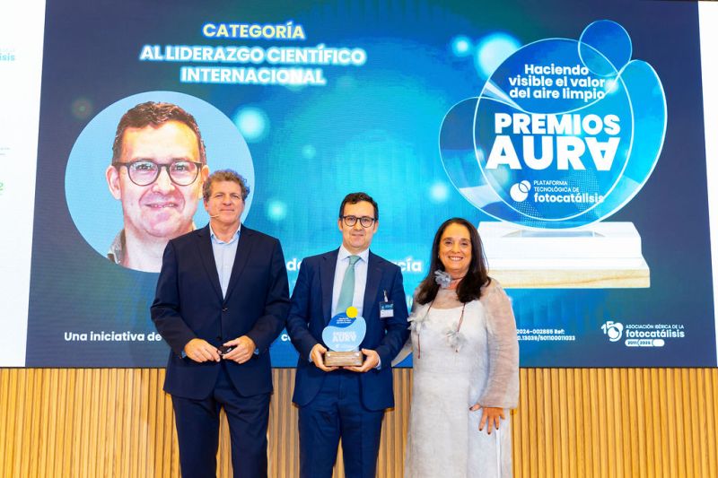 ICP_CSIC's tweet photo. 🏆 El científico del #ICP_CSIC Fernando Fresno recibe el #PremioAURA2026 al liderazgo científico internacional.

Su investigación impulsa materiales para el aprovechamiento eficiente de la energía solar mediante procesos fotocatalíticos y termoquímicos.

👏 ¡Enhorabuena! https://t.co/3XWRyOD6qA