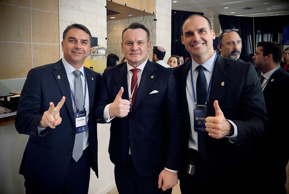 D_Tarczynski's tweet photo. A phenomenal result, Flavio @FlavioBolsonaro !
Congratulations on your first-round victory!
Brazil will soon be free of communists! https://t.co/azkQMjQj8S