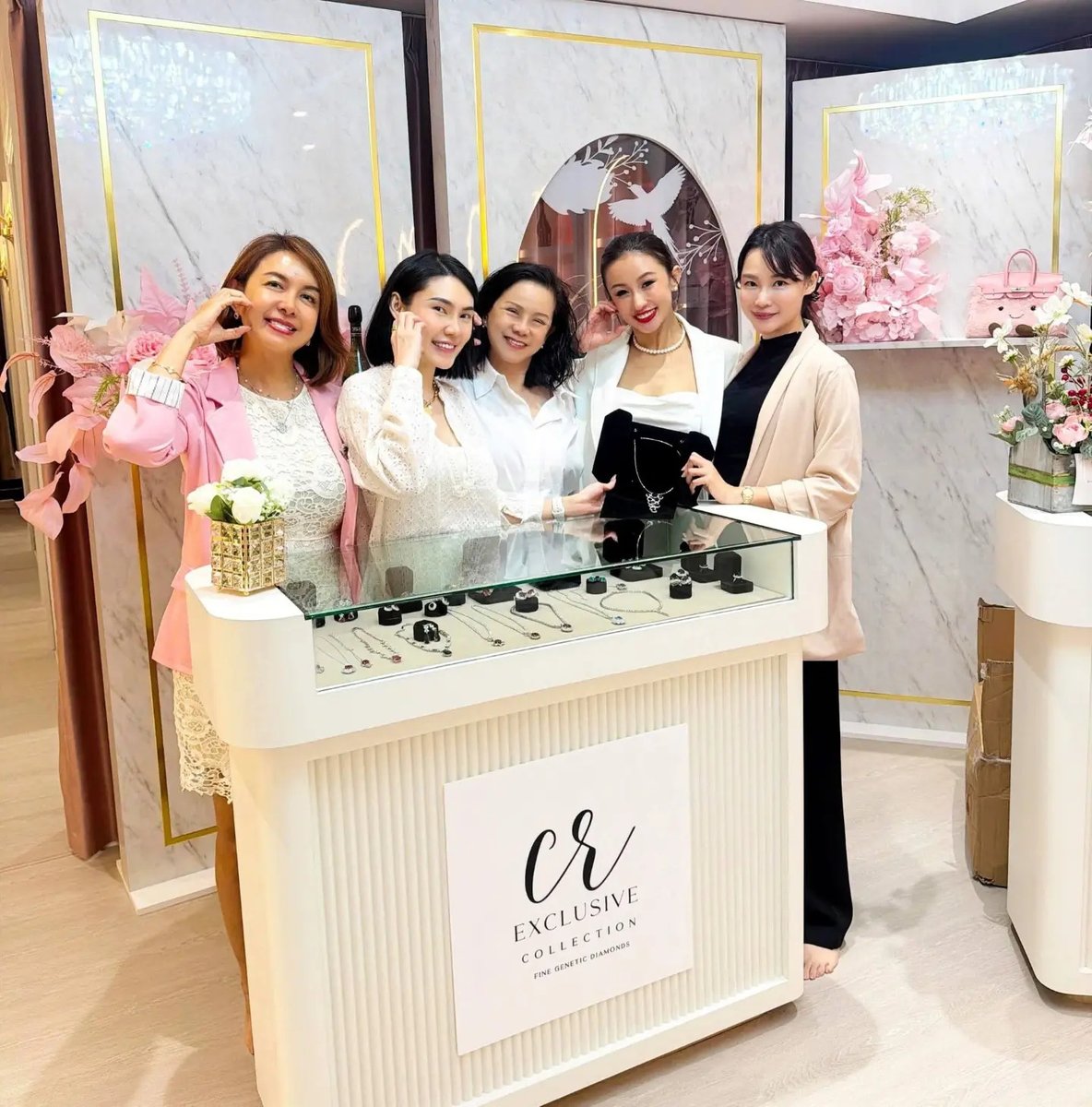 ToniEliane's tweet photo. Congratulations to our lovely beauty queen sister Carrie Lee (李诗琪) on the soft opening of Carrie’s Collection! https://t.co/U25gHlEcFP