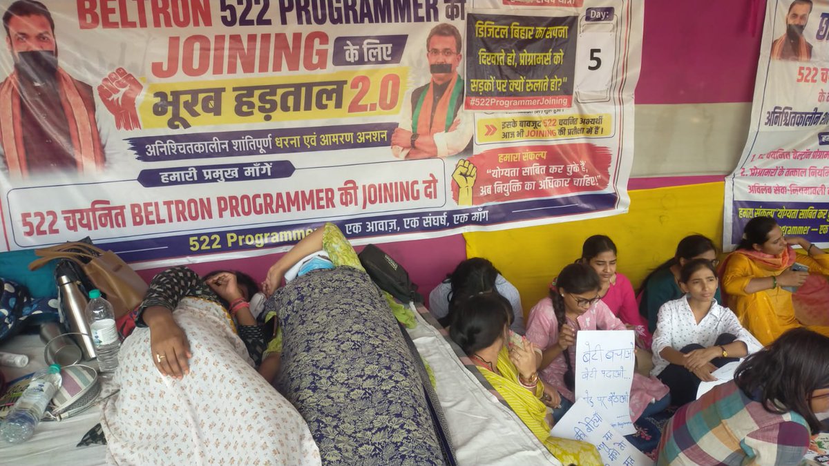 Rohan64103805's tweet photo. आज आंदोलन का 5वां दिन है। पहले 4 साथी भूख हड़ताल पर थे, अब 2 महिला अभ्यर्थी भी इसमें शामिल हो गई हैं। 522 चयनित प्रोग्रामर्स की जॉइनिंग पर जल्द निर्णय लिया जाए।

@mishranitish @bsedc
#Deploy522BeltronProgrammer https://t.co/Rk3uU1sawc