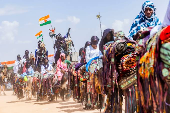 NigerGo26's tweet photo. Pendant plusieurs jours, Ingall accueille :

🐪 courses de chameaux
🎶 chants et danses
💃 Guéréwol et tendé
🐎 fantasia
🧵 artisanat
🌾 produits agro-pastoraux
🤝 échanges commerciaux et rencontres entre communautés https://t.co/0utMGVD2sZ
