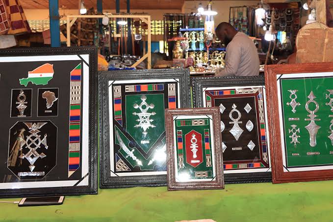 NigerGo26's tweet photo. Pendant plusieurs jours, Ingall accueille :

🐪 courses de chameaux
🎶 chants et danses
💃 Guéréwol et tendé
🐎 fantasia
🧵 artisanat
🌾 produits agro-pastoraux
🤝 échanges commerciaux et rencontres entre communautés https://t.co/0utMGVD2sZ