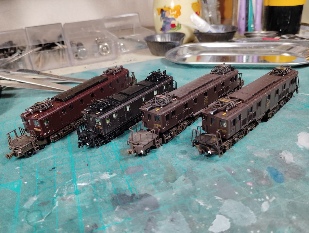 mikame19680313's tweet photo. ED16を作りながら調べていたら、国産電機機関車に、EF52 → ED16 → EF53 → EF10、と言う流れがあったことを知りました🥰

いずれも在籍車両が有るので並べてみました🎵

右のマイクロエースのEF53とEF10はぶどう色1号の製品ですが、大分赤みが強いですね。
#ED16

（BGM Sibelius Sym.2） https://t.co/jPwC8IJjUB