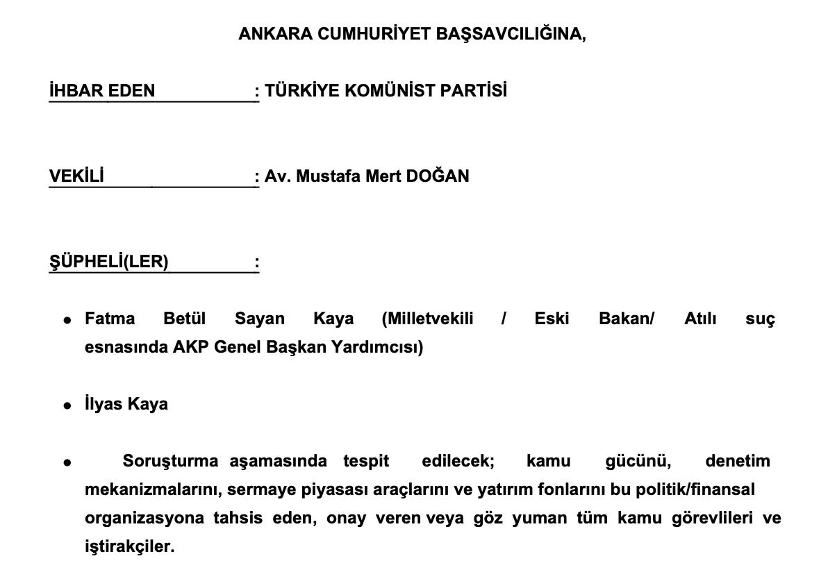 tkpninsesi's tweet photo. Fatma Betül Sayan Kaya hakkında suç duyurusunda bulunduk.

Bir aya yakın süredir ülke gündemini işgal eden, onbinlerce yurttaşımızın mağdur duruma düşmesine sebep olan, kamuoyunda “fon krizi” adlandırması ile anılan büyük bir soygun ve yağma tablosu ile karşı karşıyayız. 

Piyasa düzeni büyük bir ahlaksızlık, sömürü ve soygun düzenidir. Yaşanan bu büyük soygunun hesabının sorulması piyasa düzenine ve sermaye egemenliğine karşı mücadelenin yükseltilmesi ile mümkündür. AKP hükümeti bu sömürü ve yağma düzeninin yürütücüsü olarak sorumlu ve suçludur.

Türkiye Komünist Partisi bu sömürü ve yağma düzenine karşı mücadelesini büyütürken onun sonucu olarak ortaya çıkan haksız kazanç ve yolsuzluk suçlarının sorumlularından hesap sorulması için de siyasi ve hukuki olarak mücadele etmektedir. Bu doğrultuda iktidar partisi üyesi ve eski bakan Fatma Betül Sayan Kaya'nın etkin soruşturulması amacıyla bugün bir suç duyurusunda bulunduk. 

Suç duyurusunda da vurguladık:

“Siyasi makamları işgal eden failler, o fonların bu hisseyi satın alacağını, alım talimatlarının kimler tarafından verileceğini ve bu paranın nihayetinde fonlara para yatıran öğretmenin, işçinin, emeklinin cebinden çıkacağını milimetrik olarak biliyorlardı. 

Dolayısıyla burada bir 'sezgi' değil, doğrudan 'neticeyi bilme ve bunu hedefleme' söz konusudur. Karşımızda tesadüfi bir zenginleşme değil, adımları milimetrik olarak planlanmış ve nihai sonucu en başından itibaren kasıtlanmış organize bir etkinlik vardır.

…Sistem, siyasi nüfuz sahiplerinin haksız kazançlarını dokunulmaz kılmak ve on binlerce yurttaşın birikimini bu fütursuzlukla transfer etmek üzere kurgulanmıştır. 

Dolayısıyla denetleyici kurumlar bu suç düzeninin edilgen birer izleyicisi değil; eylemsizlikleri, sessizlikleri ve iradi körlükleriyle bu organizasyonun önünü açan yapısal ortaklarıdır. TCK m. 158/1-d bağlamında, kamu kurumlarının suçun işlenmesinde araç olarak kullanılması ifadesi tam olarak bu kurumsal felci işaret etmektedir: 

Kamusal güç, halkın esenliğini, iradesini, birikimlerini korumak için değil, halkı yoksullaştıran bu soygun mekanizmasının hukuki aracı ve zırhı haline getirilerek suçun merkezine yerleştirilmiştir.” 

Bu organize suçun üzerine gidilmeli ve hesap sorulmalıdır.