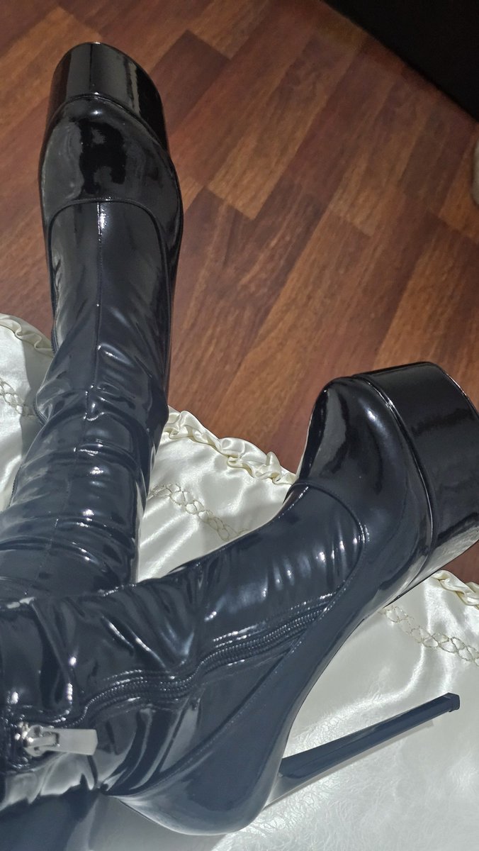 cerothegoddess's tweet photo. Bunları yalamak isteyen çok köpek  var biliyorum. Sadece en sadık olan kazanır. O kendini biliyor...
#mistress #köle #bdsm #finansalköle https://t.co/RvJw1mv6Na