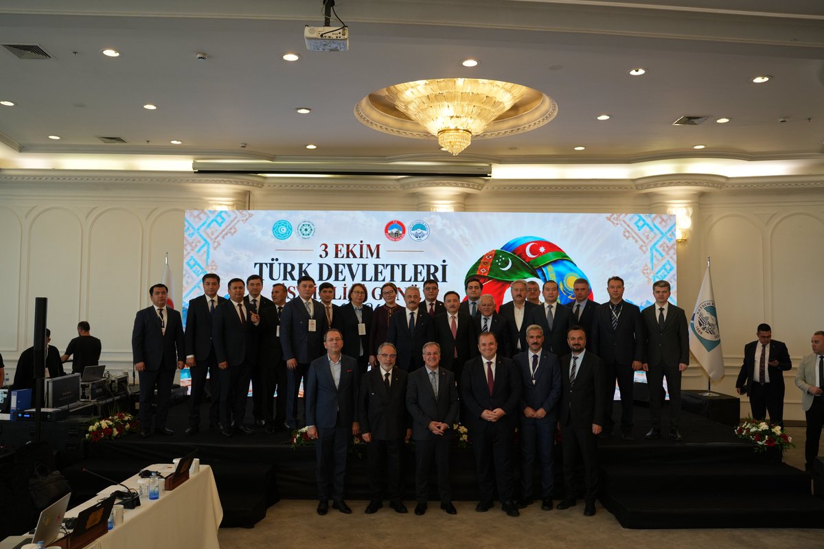 turksoyorg's tweet photo. 🇹🇷 2027 Türk Dünyası Kültür Başkenti Kayseri’nin Logosu Tanıtıldı.

3 Ekim Türk Devletleri İş Birliği Günü’ne ithafen Kayseri’de, “2027 Türk Dünyası Kültür Başkenti” kapsamında kullanılacak logonun tanıtım toplantısı gerçekleştirildi.

Toplantıya Kayseri Valisi Gökmen Çiçek, Kayseri Büyükşehir Belediye Başkanı Memduh Büyükkılıç, TÜRKSOY Genel Sekreter Yardımcısı Sayit Yusuf, TÜRKSOY’un kıdemli memurları ve ülke temsilcilerinin yanı sıra Kayseri’deki ilçe belediye başkanları ile yerel yönetim temsilcileri katıldı.

Tanıtım toplantısında, Kayseri’nin 2027 yılı boyunca Türk Dünyası Kültür Başkenti etkinliklerinde kullanacağı logonun tasarımına ilişkin ayrıntılar ve özellikler katılımcılarla paylaşıldı. Logoyu oluşturan unsurlar ve bu unsurların taşıdığı anlamlar hakkında bilgi verildi.

Kayseri, 5–6 Ekim 2026 tarihlerinde 7. TÜRKSOY Kıdemli Memurlar Komitesi Toplantısı’na da ev sahipliği yapacak. Bu kapsamda, TÜRKSOY üyesi ülkelerden gelen kıdemli memurlar, toplantı çalışmaları için iki gün boyunca Kayseri’de bulunacak. @kayserivaliligi @KayseriBSB