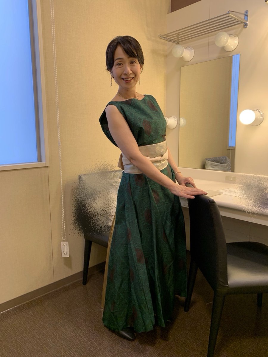 SatomiNagano's tweet photo. (後ろから撮ってもらえばよかった)
後ろに孔雀の尾のような、
金色のドレープがついています。

「#雷鳥の歌」では、
これを広げながら踊りました。

第三舞台2026で踊りは最後かと思っていたら、こんな即興ダンスをさせてもらって、
幸せ〜🤣🤣🤣

体っていつまでも
大切にすれば応えてくれるもの‼️ https://t.co/LC1LRD00mP