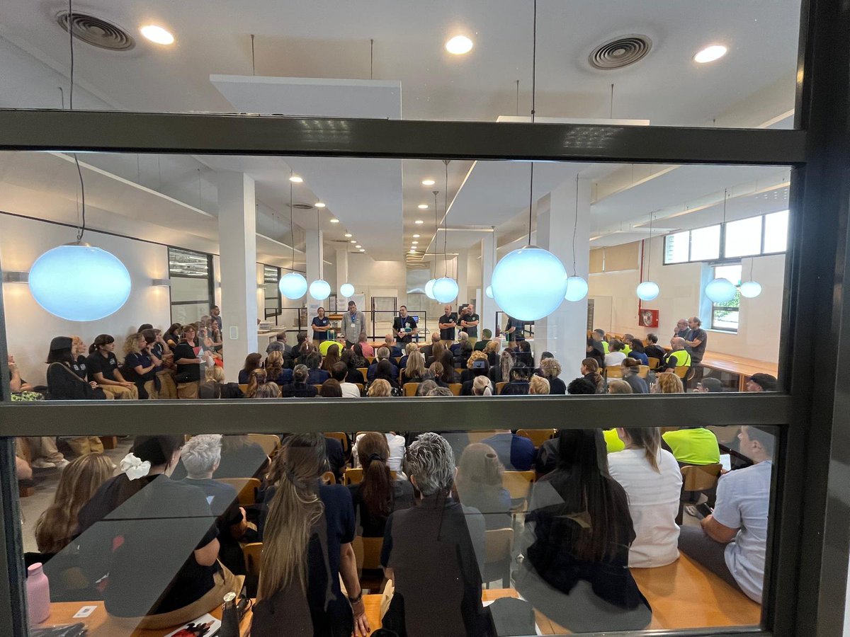Industria_CCOO's tweet photo. Las asambleas en @LoeweOfficial Factory son multitudinarias‼️

Explicamos en qué punto se encuentra la negociación del #ConvenioMarroquinería

Adelantamos que habrá movilización si la situación no cambia en la reunión del 14 de octubre 🔥✊ https://t.co/IMhySj7a8T
