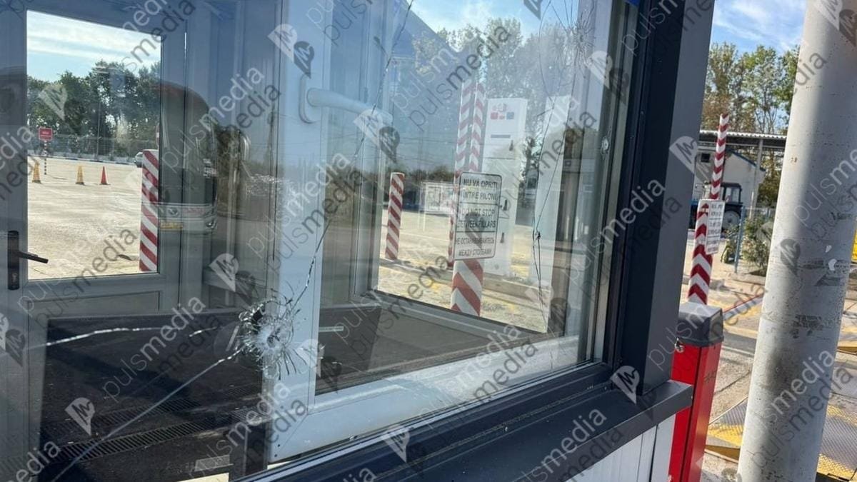 Daractenus's tweet photo. This morning, Russia struck a Moldova-Ukraine border crossing, injuring a Moldovan border guard and damaging a passenger bus. Just two days ago, Russia launched a massive drone incursion into Moldova, with five drones exploding on Moldovan soil. https://t.co/55m7Y0HsUm