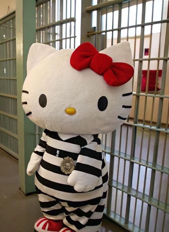 vanilladelighty's tweet photo. Help!
HELLO KITTY GOT ARRESTED BY SWAT 😭

#leeleo #anxin #leoxin https://t.co/ojEUUV1bAt