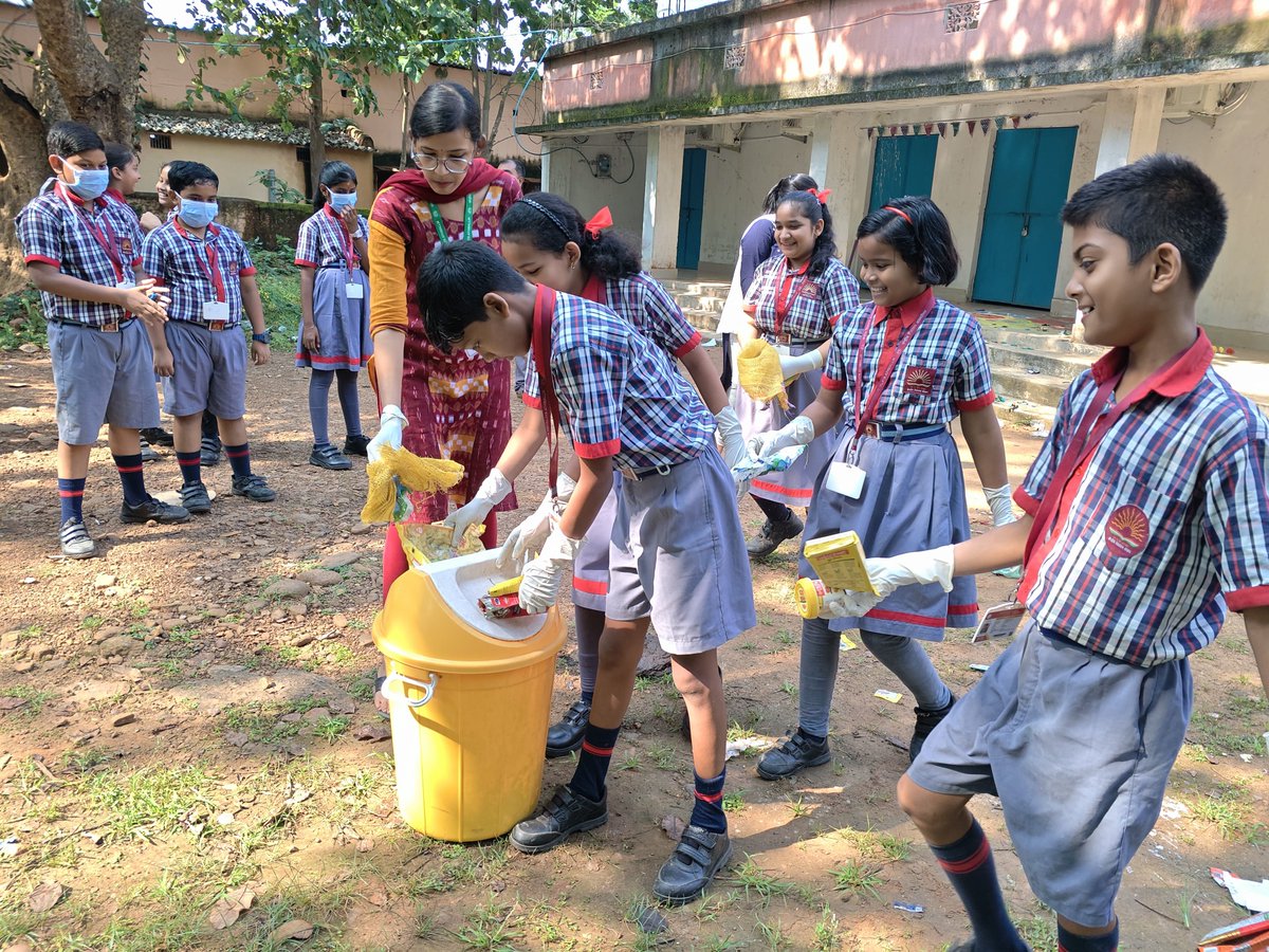KVAthmallik's tweet photo. Special campaign 6.0 by the children &amp; staffs of Kendriya Vidyalaya Athmallik.

#swachhatapakhwada #specialcampaign https://t.co/Csly9mGpHD