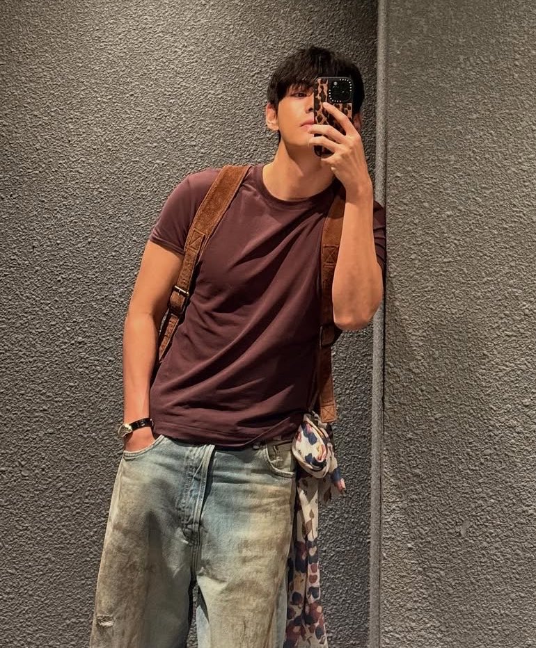 userlesbien's tweet photo. when you’re so fine and sexy that your best pictures are from your own instagram account and not your magazine photoshoots >>> https://t.co/3na0ku2RAs