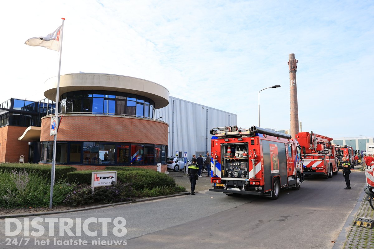 RedactieD8's tweet photo. Meerdere brandweervoertuigen zijn ingezet bij een brand bij Hordijk EPS Verpakkingen aan de #Rotterdamseweg in #Delft. De brandweer bestrijdt de brand in het bedrijfsgebouw. Voor de inzet waren beide tankautospuiten nodig, waarna werd opgeschaald naar middelbrand. Over gewonden en de oorzaak is nog niets bekend.