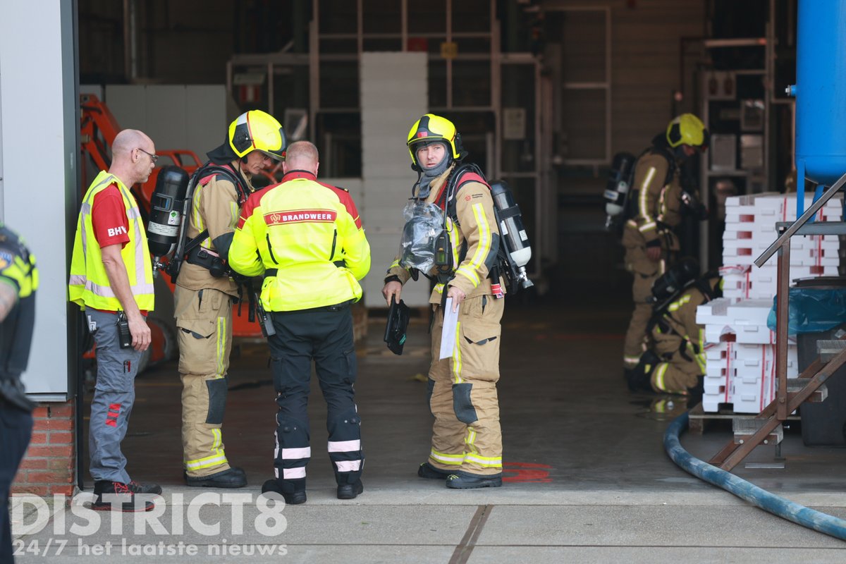 RedactieD8's tweet photo. Meerdere brandweervoertuigen zijn ingezet bij een brand bij Hordijk EPS Verpakkingen aan de #Rotterdamseweg in #Delft. De brandweer bestrijdt de brand in het bedrijfsgebouw. Voor de inzet waren beide tankautospuiten nodig, waarna werd opgeschaald naar middelbrand. Over gewonden en de oorzaak is nog niets bekend.
