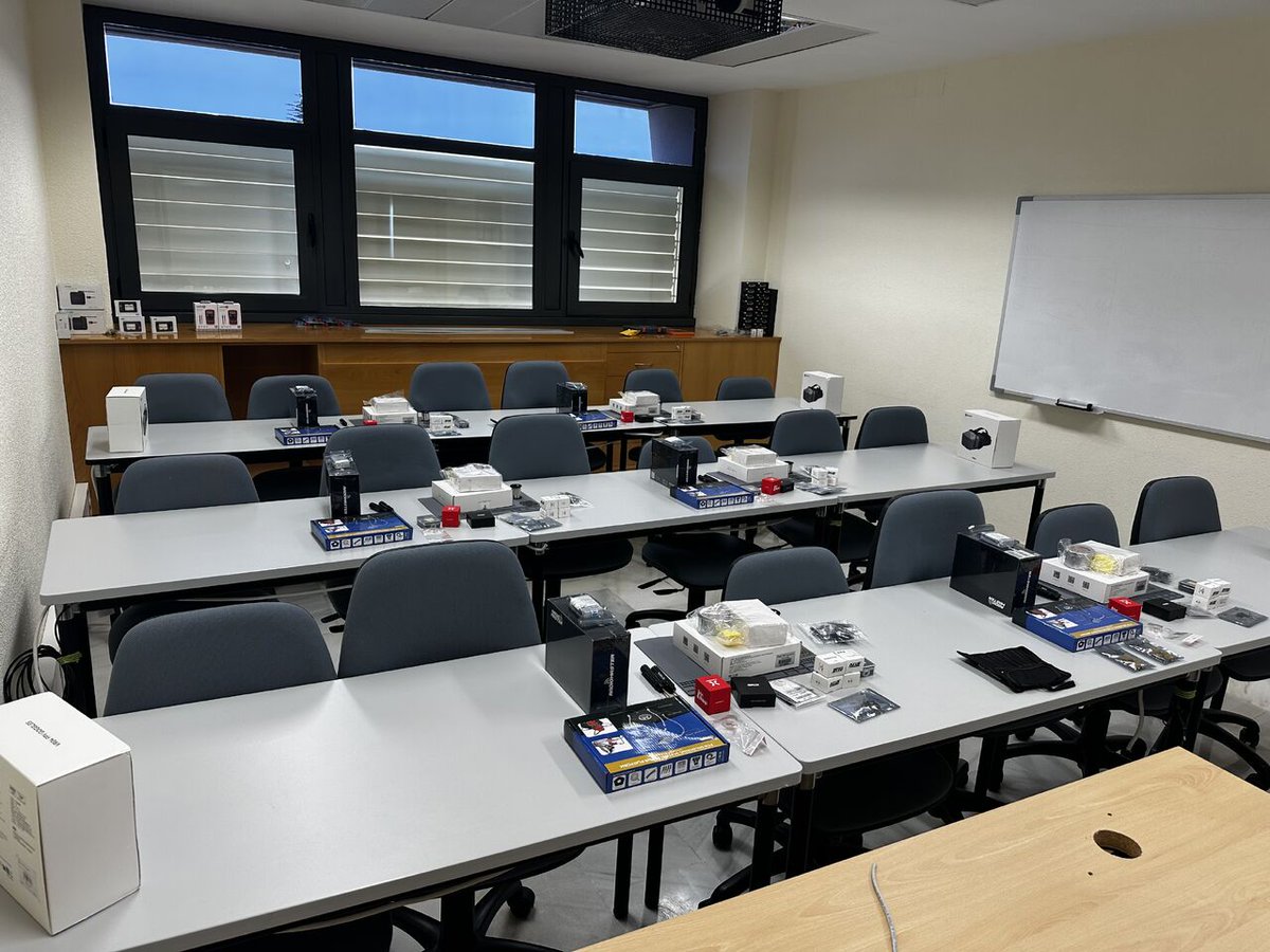 uc3mbiblioteca's tweet photo. De la tecnología al vuelo: curso de fabricación y pilotaje de #dronesFPV.
- Lunes 5 de octubre
- Aula 1.1.B06 (Campus de #Colmenarejo)
Primero los construiremos. Después, los haremos volar.
https://t.co/3G6hn2HRhJ https://t.co/ZSvu21JB0u