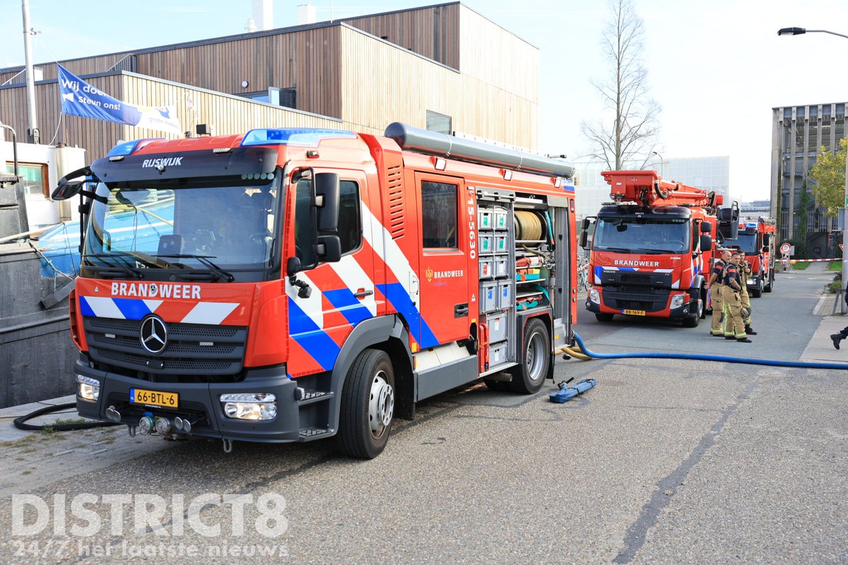 RedactieD8's tweet photo. Meerdere brandweervoertuigen zijn ingezet bij een brand bij Hordijk EPS Verpakkingen aan de #Rotterdamseweg in #Delft. De brandweer bestrijdt de brand in het bedrijfsgebouw. Voor de inzet waren beide tankautospuiten nodig, waarna werd opgeschaald naar middelbrand. Over gewonden en de oorzaak is nog niets bekend.