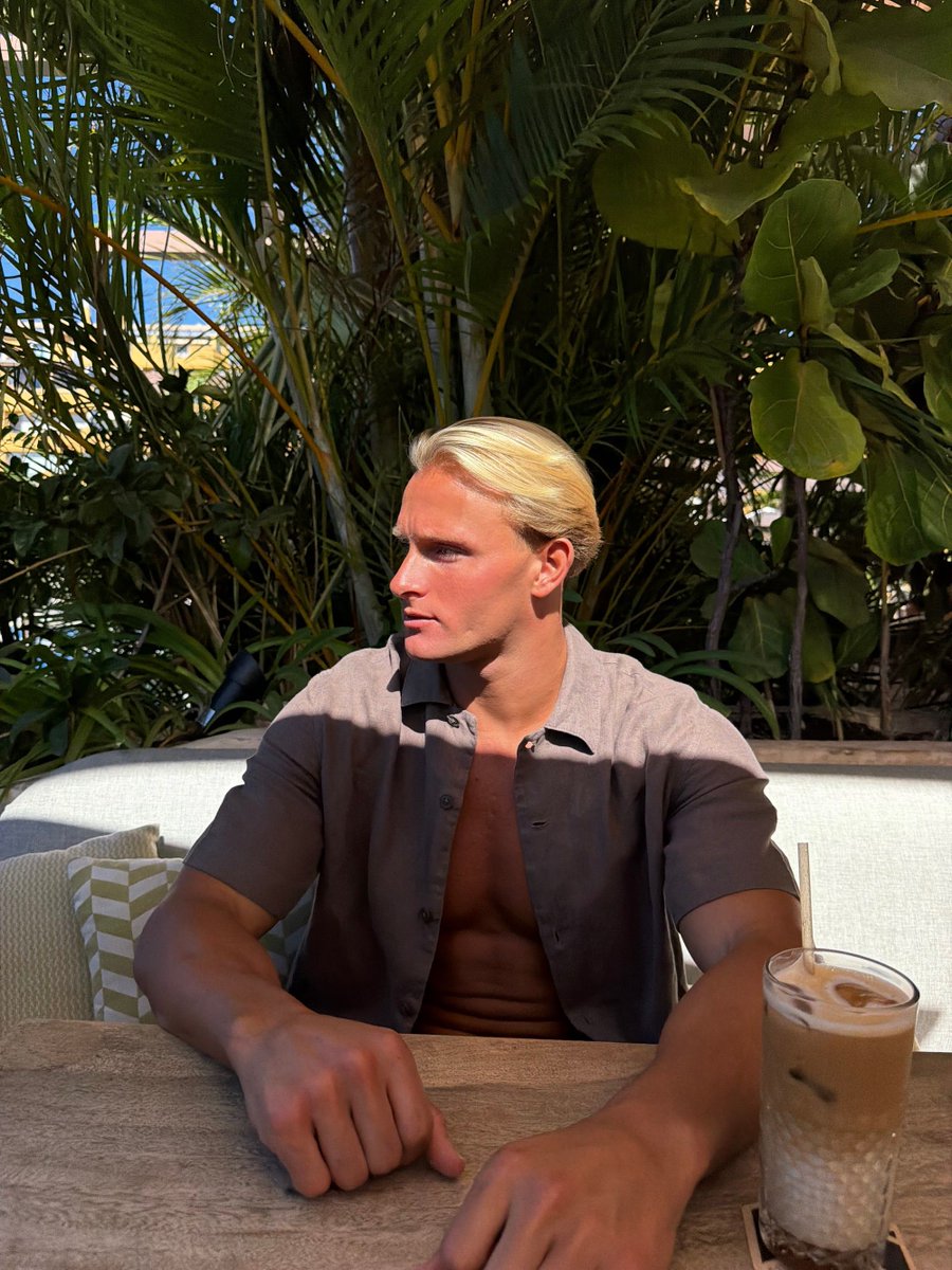 MasterrKenn's tweet photo. Your view at breakfast if you behaved. https://t.co/Biid0iWmlx