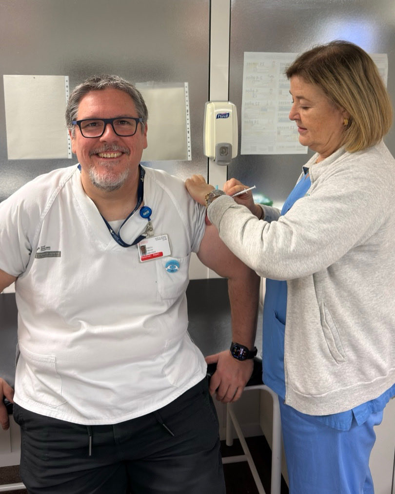 pablochico's tweet photo. #yomevacuno de gripe y COVID-19 porque no hay mejor manera de proteger a mis pacientes a mi familia y a mi salud. #MedicinaPreventiva @iis_isabial @GVAsalualicante https://t.co/d6IVsiJp2h