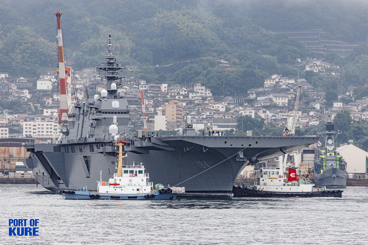 Nozomi_Amashiro's tweet photo. 今日の呉港は、
護衛艦「かが」が第2回特別改装工事のため、JMU呉事業所の岸壁に着岸しました📸

F-35Bの本格運用に向け、艦内設備の本格的な改修が2028年度まで行われる予定です🌟⋆꙳ https://t.co/4LcxesE4Qu