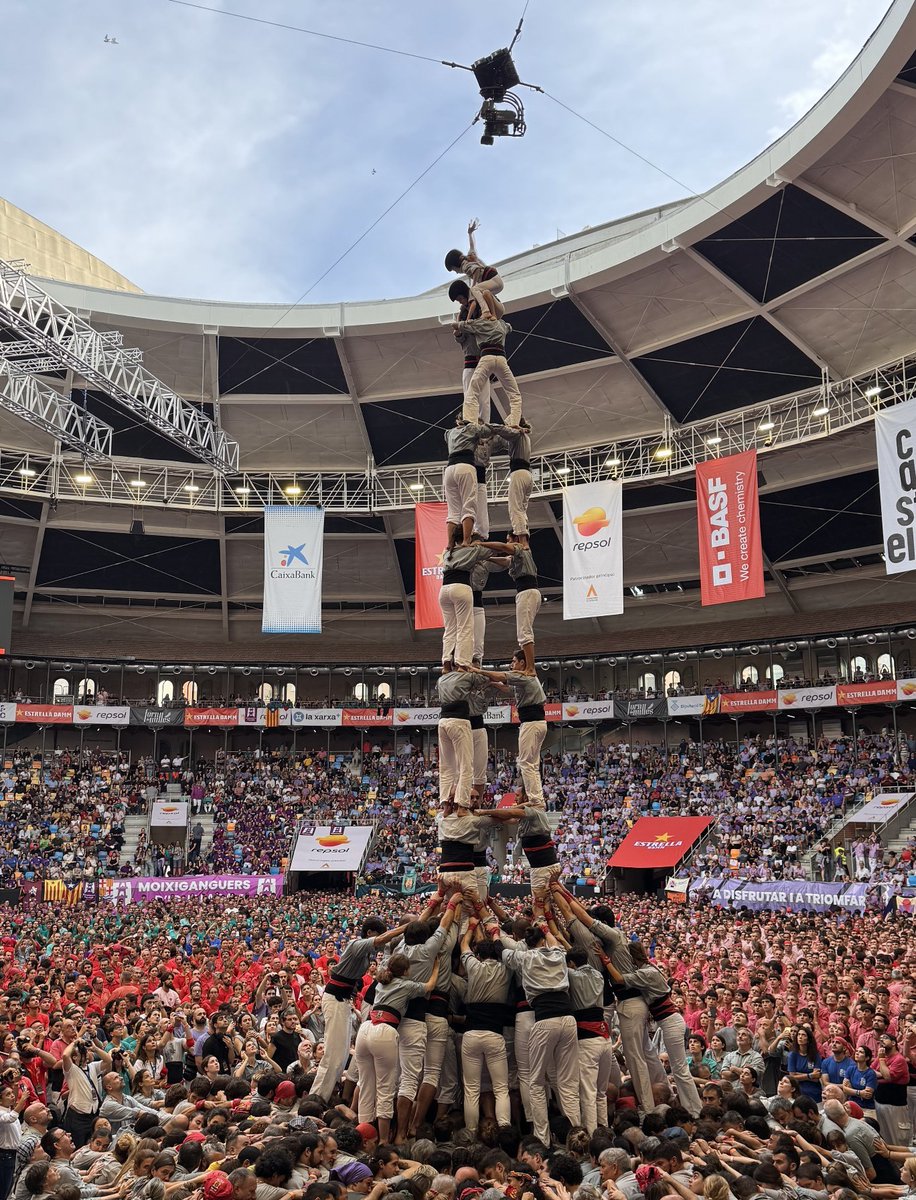 borinots's tweet photo. DEU ANYS DESPRÉS. 
I QUINA MANERA DE TORNAR! 🔥

Al XXX Concurs de Castells tornem a descarregar la tripleta màgica i fem història: 50è 4 de 9 amb folre i 70è 3 de 9 amb folre descarregats. https://t.co/mhZLnxn9OH