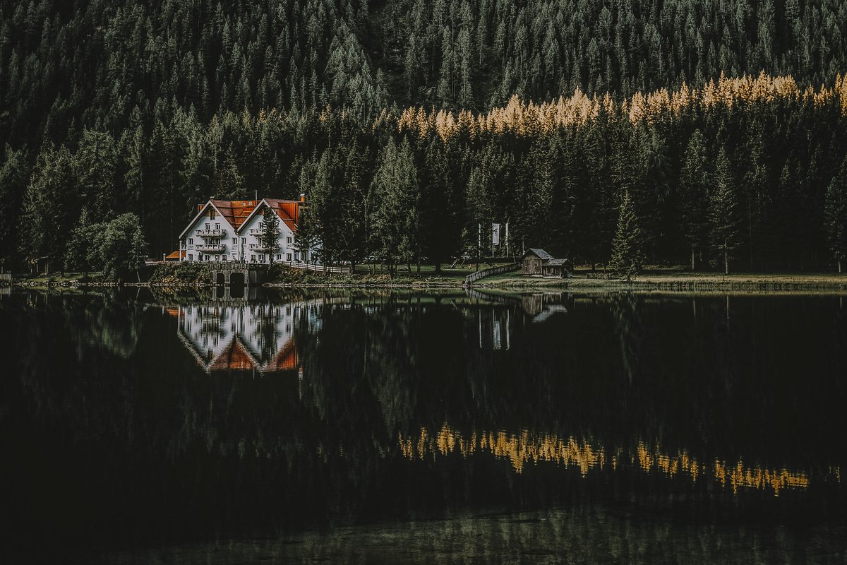 eichman_ch27602's tweet photo. The far shore fades into the distance. One day becomes another before we know it. A room left behind. https://t.co/vKApRTk85u
