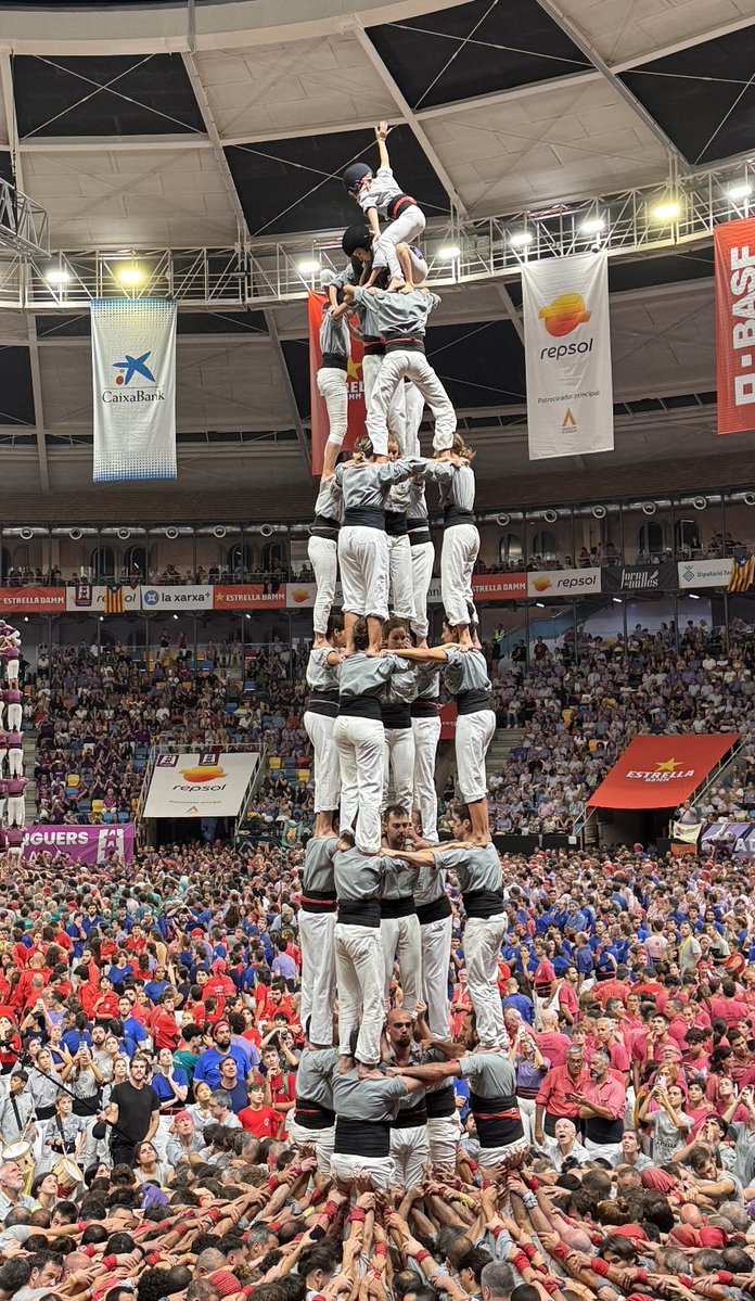 borinots's tweet photo. DEU ANYS DESPRÉS. 
I QUINA MANERA DE TORNAR! 🔥

Al XXX Concurs de Castells tornem a descarregar la tripleta màgica i fem història: 50è 4 de 9 amb folre i 70è 3 de 9 amb folre descarregats. https://t.co/mhZLnxn9OH