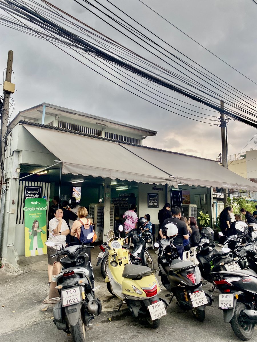 PumipongT's tweet photo. บ่ายนี้ได้มีโอกาสไปทานข้าวที่ ก๋วยเตี๋ยวเรือศรีอยุธยา (เทเวศร์) Sri Ayutthaya Noodle มาครับ

บอกเลยว่าคนเยอะมากกก 😅 ร้านไม่ได้ใหญ่มาก เป็นร้านขนาดกลาง ๆ แต่ช่วงที่ผมไปนี่แทบเต็มร้าน ต้องรอคิวกันเลย พนักงานมีหลายคน แต่ช่วงอาหารหลักแอบออกช้านิดนึง ส่วนพวกของกินเล่นอย่างเกี๊ยวทอดออกค่อนข้างเร็ว

ที่นี่ก๋วยเตี๋ยวจะเป็นชามเล็ก ราคาเริ่มประมาณ 25 บาท ซึ่งข้อมูลรีวิวของร้านก็พูดถึงเรื่องชามเล็กและราคา 25 บาทเหมือนกัน 

ผมสั่งไป 2 ชาม 25×2 = 50 บาท แล้วก็มีกากหมู 25 บาท แคบหมู 15 บาท และที่ชอบเลยคือ เกี๊ยวหมูเด้งทอด 50 บาท อันนี้ราคาสูงกว่าของกินเล่นทั่วไปนิดนึง แต่เกี๊ยวเขาเป็นไส้หมูเด้งจริง ๆ ข้างในเป็นก้อนค่อนข้างใหญ่ ไม่ใช่หมูบดแบบบาง ๆ กินแล้วโอเคเลย อันนี้ผมว่าอร่อย 👍

โดยรวมรสชาติก๋วยเตี๋ยวผมว่าดี น้ำซุปเข้มข้น มีทั้งหมูและเนื้อ แล้วจากรีวิวหลายคนก็พูดไปในทางเดียวกันว่ารสชาติดีและเกี๊ยวหมูเด้งเป็นเมนูที่คนสั่งกันเยอะ 

ข้อสังเกตคือ กินคนเดียว ถ้าจะให้อิ่มต้องสั่งหลายชาม เพราะชามค่อนข้างเล็ก 😂 แต่ข้อดีคือเราสามารถลองหลายแบบได้

มื้อนี้ผมจ่ายไปทั้งหมด 140 บาท กินคนเดียว ถือว่าไม่แพงมาก แต่ถ้าสั่งหลายอย่างราคาก็ขึ้นเรื่อย ๆ เหมือนกัน

ร้านมีทั้งโซนพัดลมและห้องแอร์ นั่งได้หลายโต๊ะ แต่ด้วยความที่คนเยอะ บรรยากาศก็จะคึกคักหน่อย ส่วนที่จอดรถ ค่อนข้างหายาก เพราะร้านอยู่ริมถนนศรีอยุธยา ผมว่าถ้ามอเตอร์ไซค์จะสะดวกกว่า ซึ่งรีวิวเก่าก็พูดถึงเรื่องที่จอดรถค่อนข้างหายากเหมือนกัน 

ใครผ่านมาแถวเทเวศร์แล้วอยากกินก๋วยเตี๋ยวเรือ ลองแวะมาดูได้ครับ แต่ถ้ามาช่วงเที่ยง เผื่อเวลารอคิวไว้หน่อย คนเยอะจริง

#ก๋วยเตี๋ยวเรือศรีอยุธยา #ก๋วยเตี๋ยวเรือ #เทเวศร์ #ของกินกรุงเทพ #รีวิวร้านอาหาร #BinanceTH